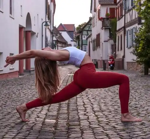 瑜伽深度开髋加后弯,轻松甩掉腰腹部赘肉,越练气色越好