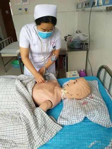 听诊肺部呼吸音