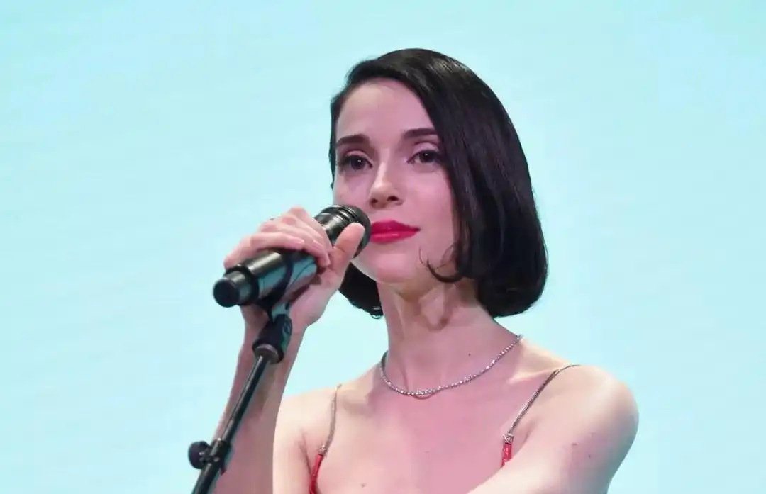 一个人就是一支乐队,走进一位诗人摇滚歌手st. vincent