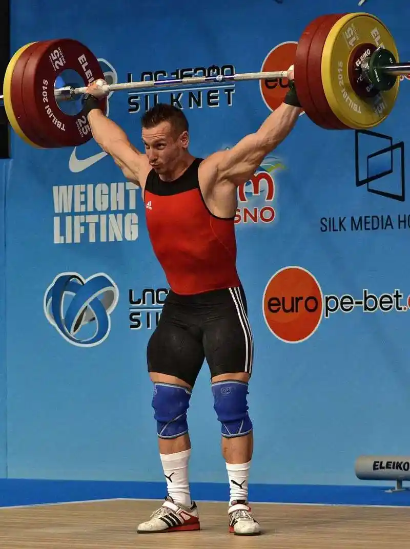 抓举和挺举是两种重量举重项目,主要区别在于举重器械的抓握方式和