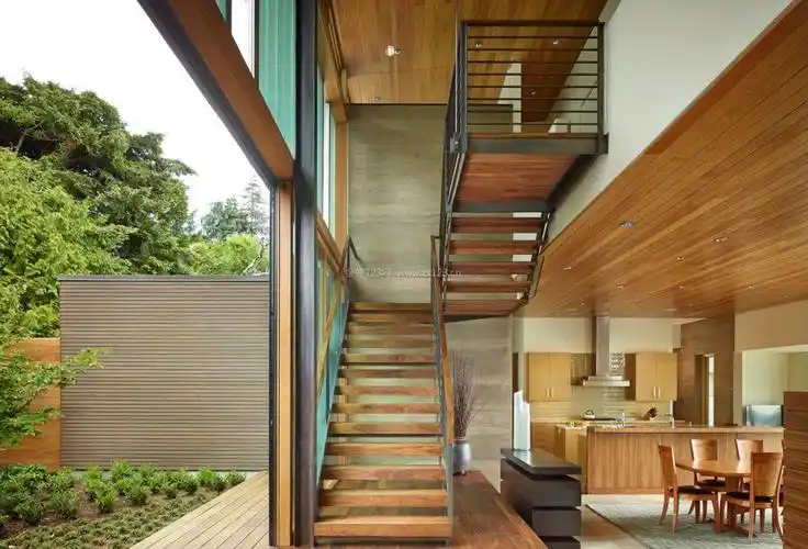 现代风格独栋别墅实木楼梯图片