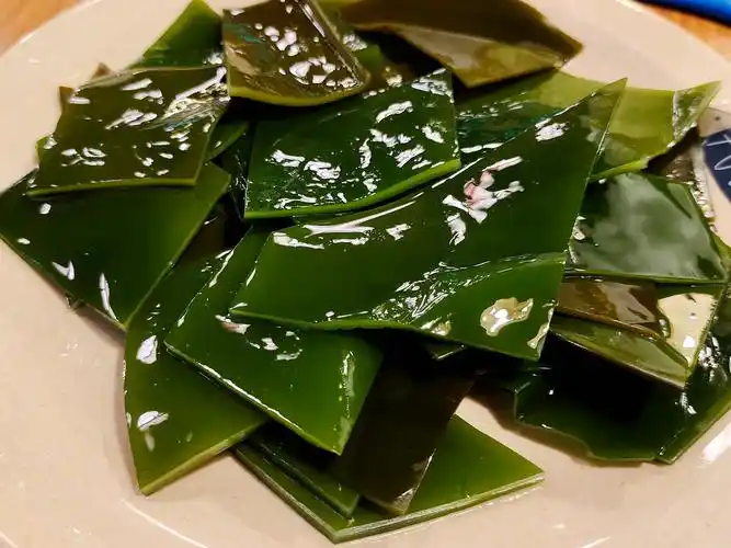 一盘海带火锅配菜