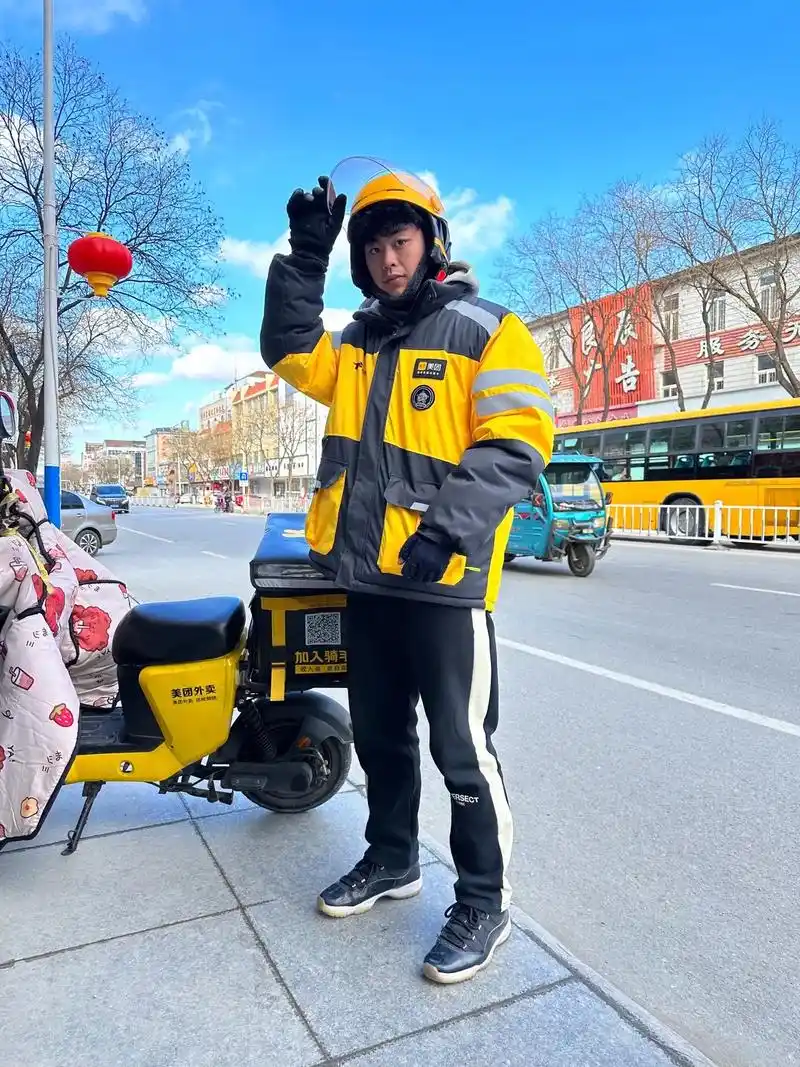 呦呵,今天他小姨妈拍俺家的外卖小哥有点儿帅啊……快2点才回来 - 抖