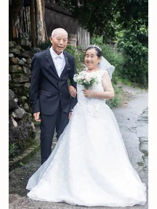 是金婚纪念照哦78