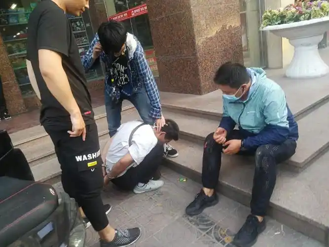 小寨路派出所便衣队抓获两名盗窃嫌疑人