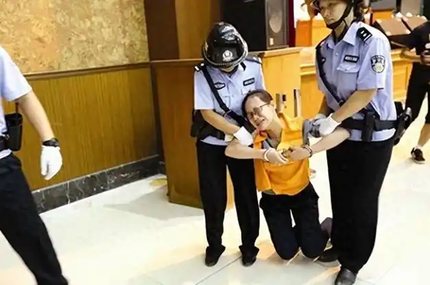19岁女犯人被判死刑,当场吓到腿软失声痛哭|贩毒|佩佩|吸毒|毒品_网易