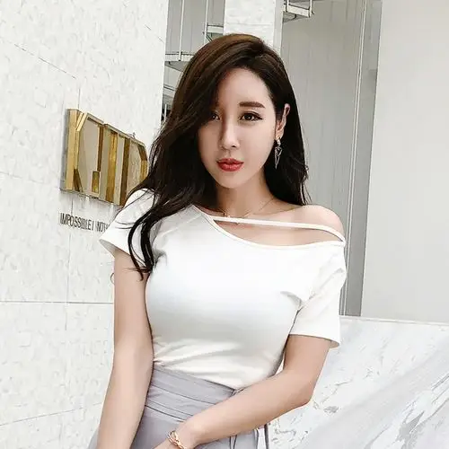 短袖性感t恤女夏2018新款上衣气质有女人味的衣服露肩短款女装潮