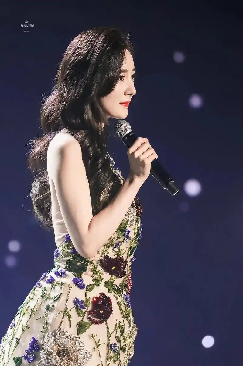 杨幂穿着百花刺绣裙,唯美动人