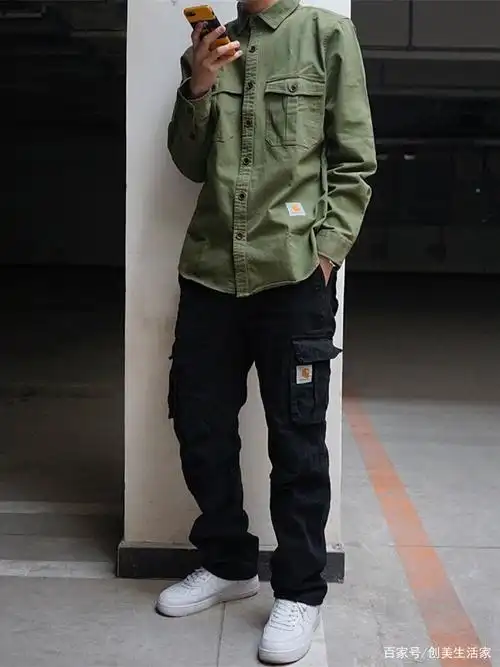 易烊千玺衬衫搭配工装裤 阳刚型男清冷帅气