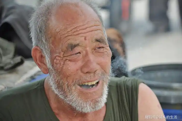 农村"满脸胡"大爷坚持土里"刨食",亩产4万斤,1年赚5万元