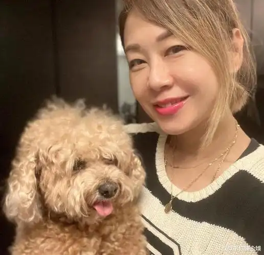 黄浩然老婆莫家嘉(kaka)昨日(25/03)生日,他虽然有工作在身,仍忙里