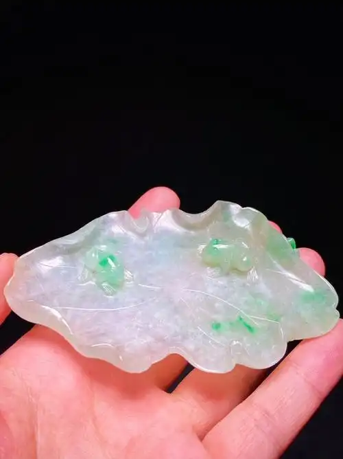 清中期老坑冰种翡翠飘绿荷蛙笔舔