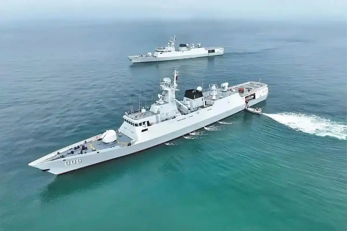 056轻型护卫舰,大家看到他的尾部特别的高,而且方正!