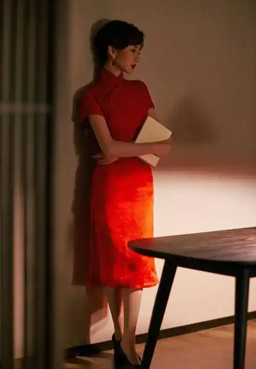 毛晓彤港风旗袍造型,高挽头发扎复古红唇,迷人眼神_时尚_港式_显得