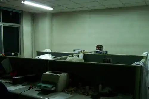 谁能发两张晚上办公室里边的照片?