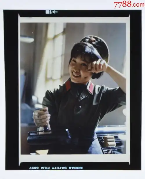 老底片-80年代女兵彩色底片3张合拍6x6底片-au15757395-老照片-加价