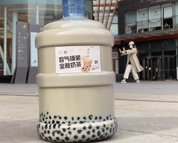 今年3月,不少商家推出了类似于桶装水的"桶装奶茶",这样的桶装奶茶