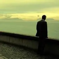 伤感男生头像转身离开背影图片