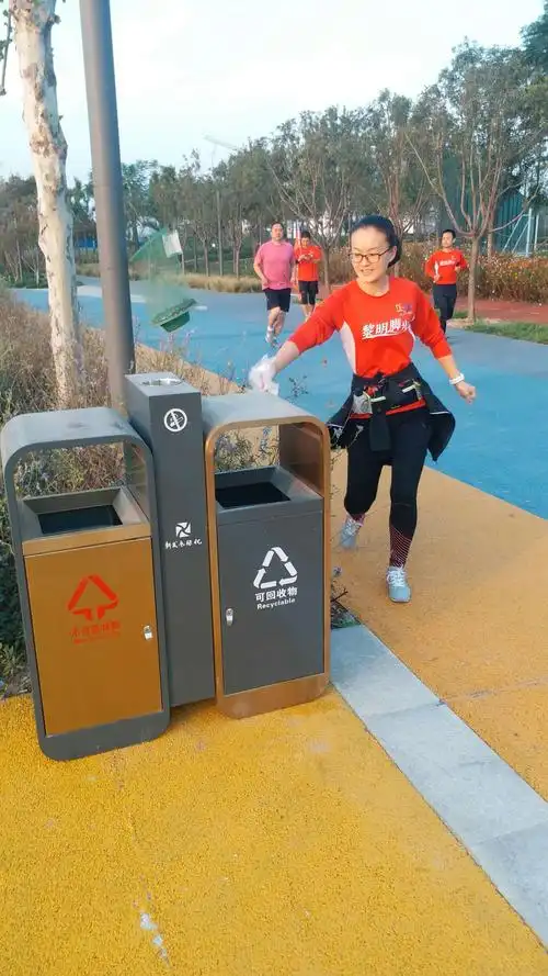 小美女佳宁正认真的扔垃圾!