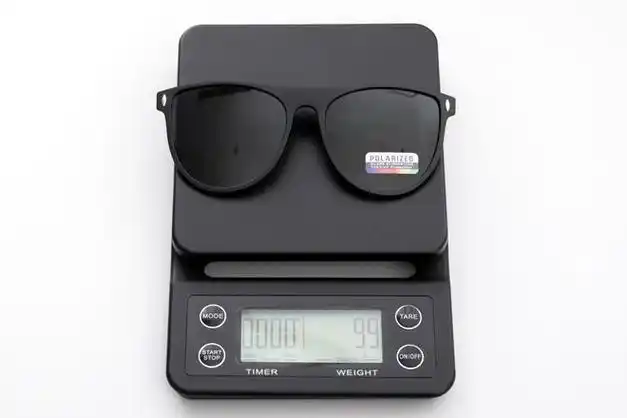 两位数的墨镜贴上logo售价能翻几十倍