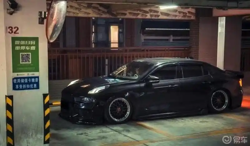 领克03黑武士低趴姿态一低遮三丑是改装界永恒不变的真理,换装了气动