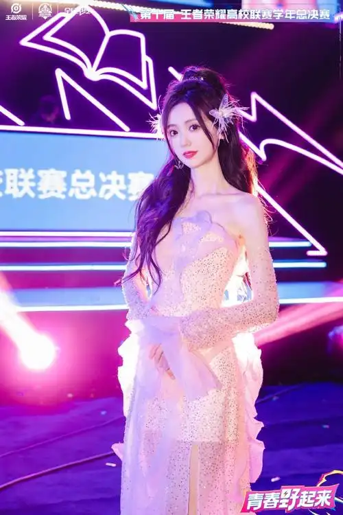 解说灵儿超话|@灵儿chili" 官摄返图 "@王者荣耀高校电竞#王者荣耀