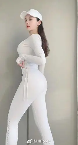 95年"国产电台女主持"腰细臀翘惹人羡,网友:这身材绝了