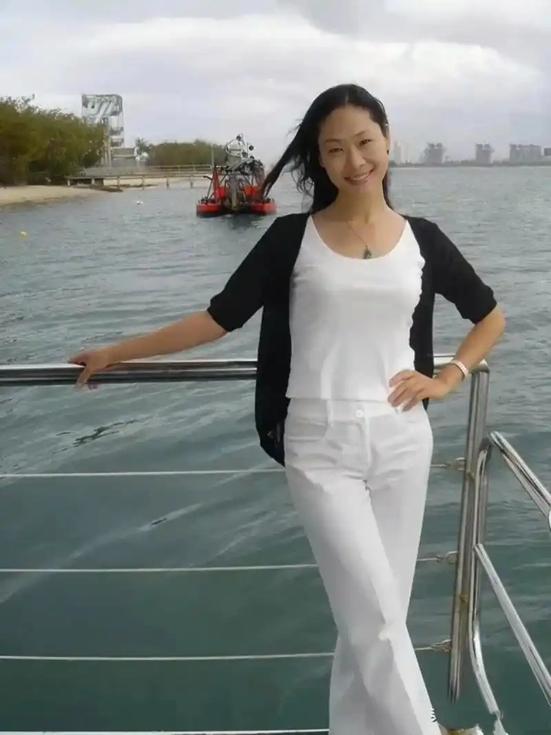 2004年,年轻时的于文华外出游玩时的留影,那时的于文华身材窈窕,清爽