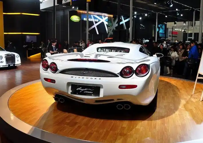 有贬,有些消费者喜欢激进夸张的造型,但有些车主觉得这款跑车外观丑陋