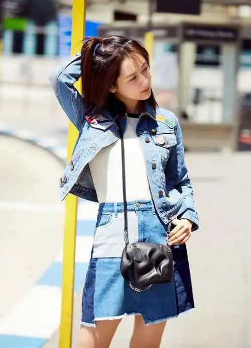 杨幂和迪丽热巴的同款衣服(明星穿各种牛仔衣亮相)(72)