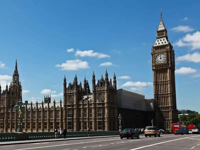 jpg 伦敦塔桥 (tower of london bridge)  这是泰晤士河上诸多桥梁中