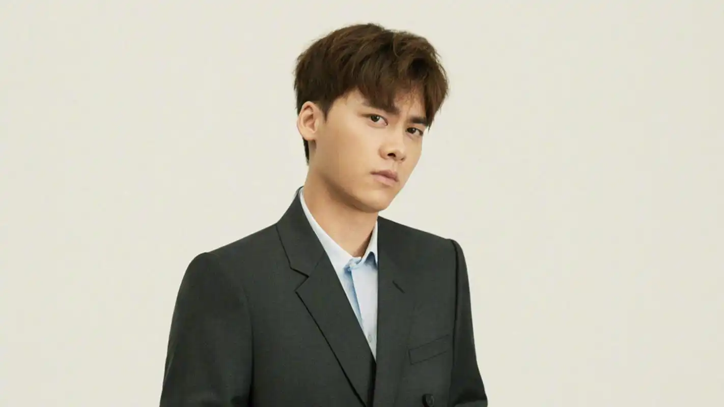 李易峰时尚帅气高清桌面壁纸