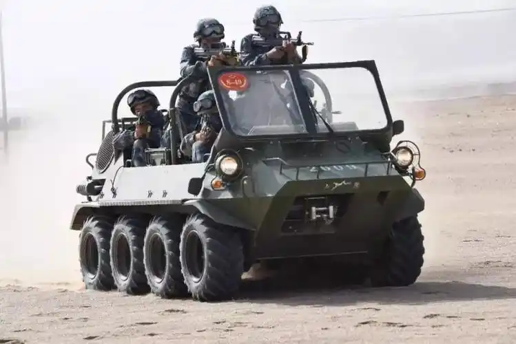 这次我们使用了特种部队现役的山猫全地形两栖突击车作为学员们的训练