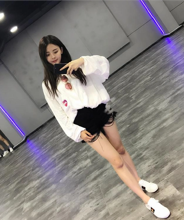 这身材给跪了!火箭少女杨超越上围傲人,怪不得有出道的资本!