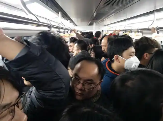 坐地铁北京上海哪里更拥挤?北京坐地铁的没有胖子,因为挤不上去