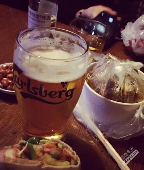 喝着z爱的啤酒?吃着各种小食真的是超赞,谢谢大晚上的还给我们送来