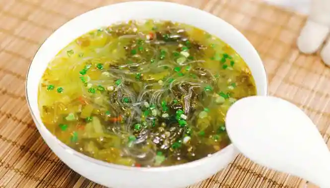 酸菜粉丝汤的做法步骤:1,姜蒜切片,泡青菜切细丝,可以加一两条泡椒