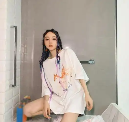 李小璐依然放不下嘻哈梦,扎满头脏辫拍写真,各种凹造型秀好身材