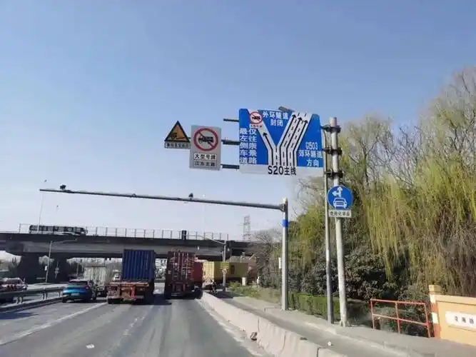 其中,对于大型车辆的右转必停措施严格管理,通过岗位巡逻,视频巡视