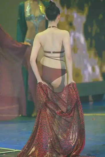 图文:07港姐决选--夺奖大热何傲儿秀傲人巨臀