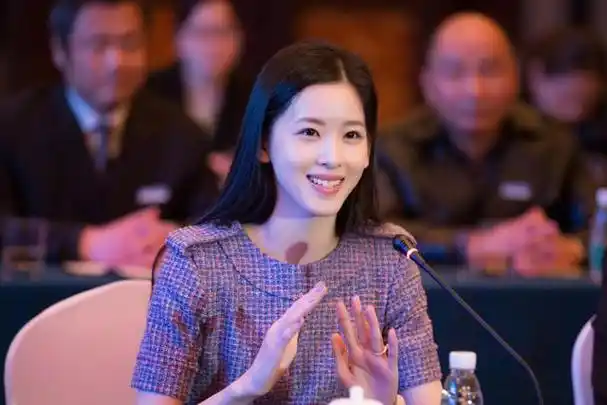 2009年,因一张手捧奶茶的照片走红网络,被称为"奶茶妹妹".