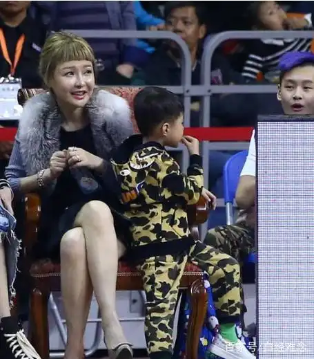 广东宏远老板娘!打扮靓丽,年近四十仍风韵犹存