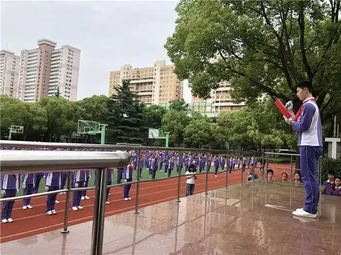 徐教院附中第13周升旗仪式暨校国旗队七八年级队员交接仪式