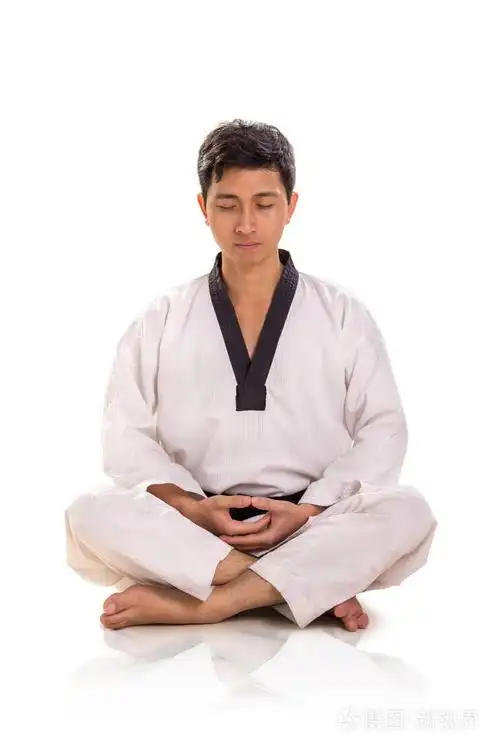 年轻的亚洲男性武术家冥想莲花姿势全长肖像隔离在白色背景上