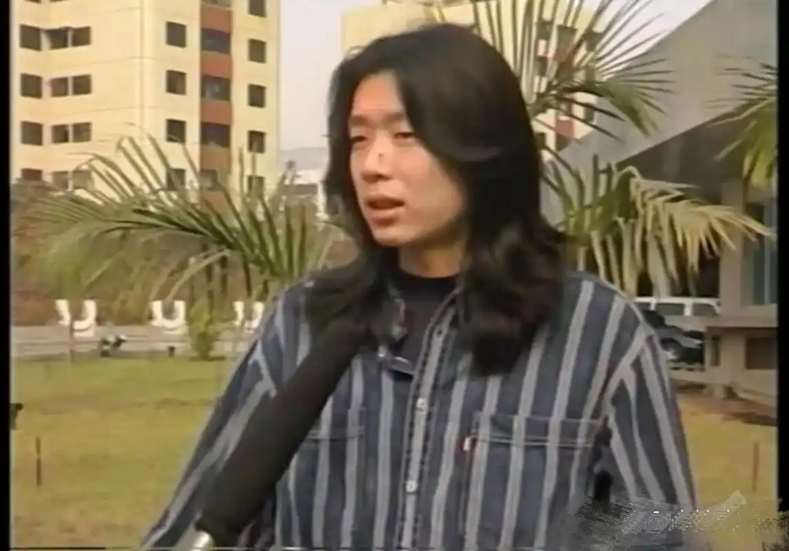 老狼和郭峰,怎么一模一样啊.