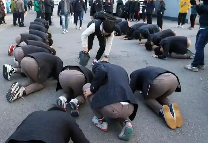 中国学子无法理解的残酷:韩国高考,高考现场学姐跪地磕头打气?