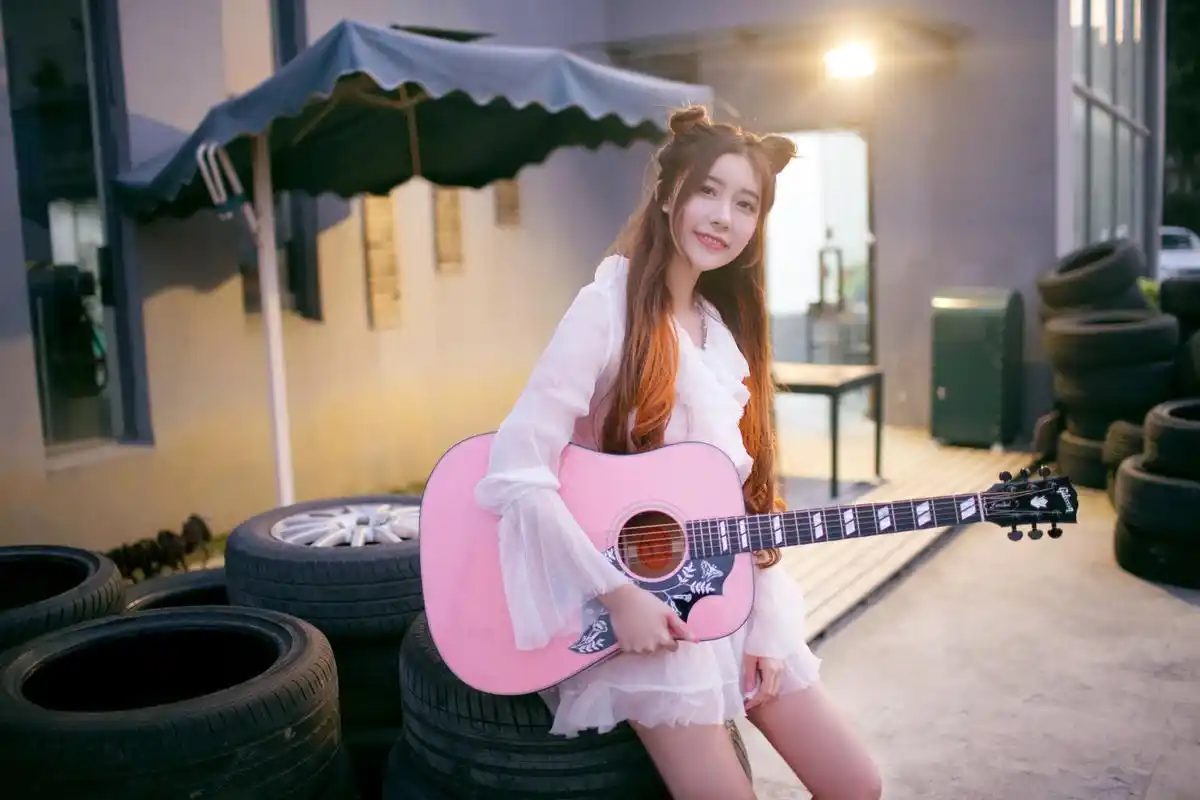 微博:@azrael-南宫灵悦姓名:曲肖冰 学校:毕业于北京东方大学航空学院