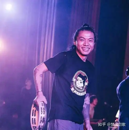 戴着镣铐起舞痛仰乐队 - 愿爱无忧高虎手臂上的刺青如是:"live,travel