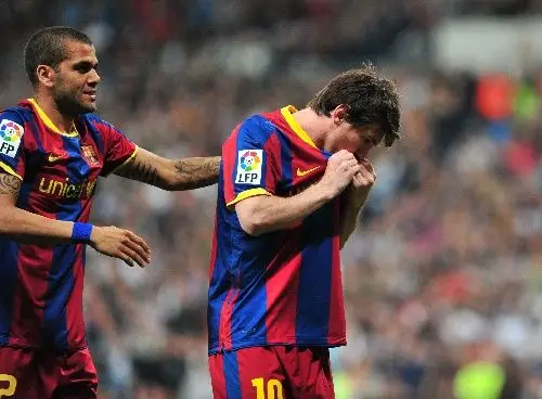 图文:皇马战平巴萨 亲吻球衣