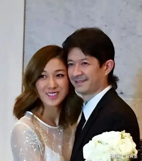 也是值得庆祝的,熟悉的朋友都知道,钟嘉欣老公比她大13岁,是tvb高层的